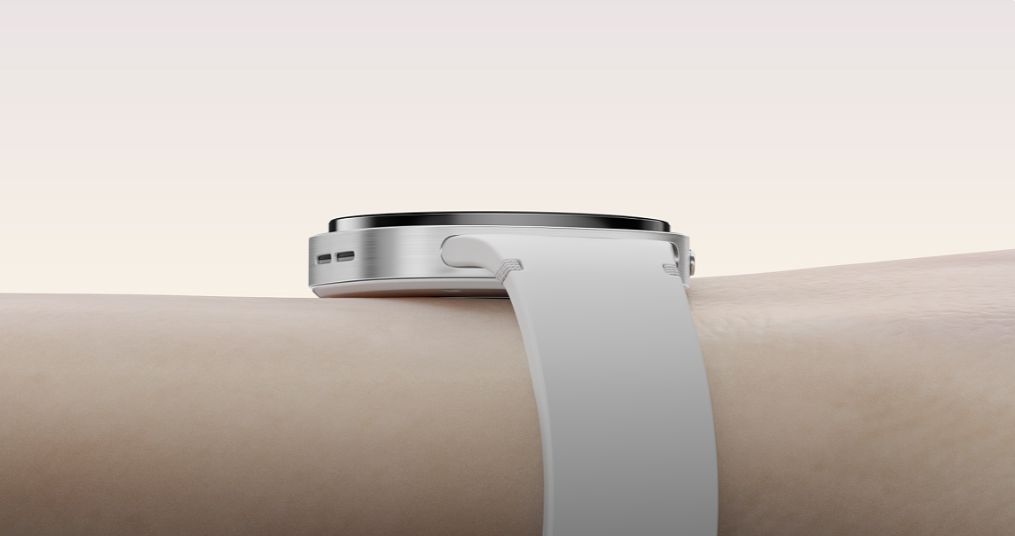Samsung Galaxy Watch8 на запястье — вид сверху, посадка и комфорт при носке с белым ремешком