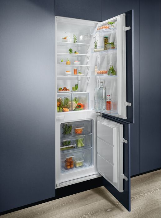 Electrolux LNS5LE18S встраиваемый холодильник с открытыми дверями в чёрном кухонном гарнитуре