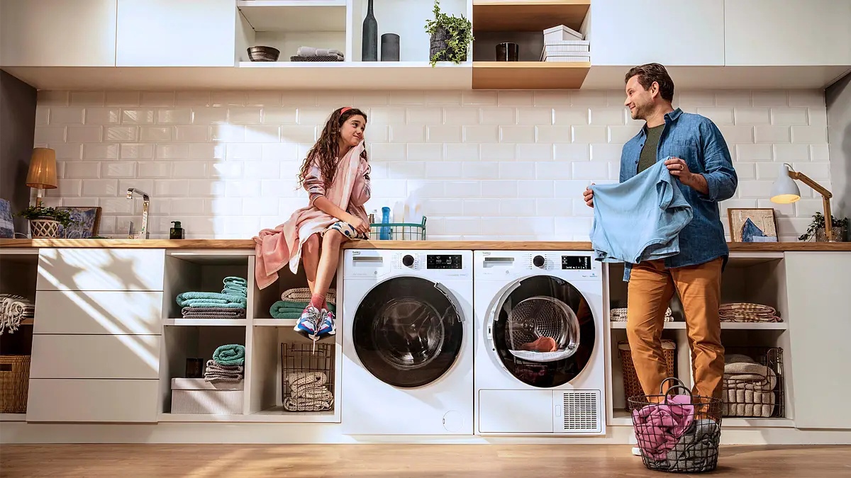 Beko WSRE6H612ZAWI встроенная система хранения рядом с сушильной машиной &mdash; вид спереди