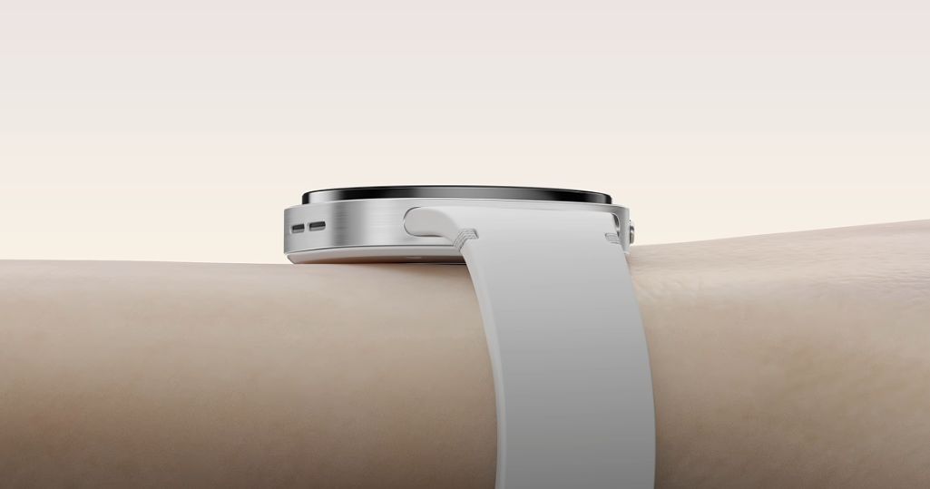 Samsung Galaxy Watch8 LTE 40 мм серебристый на запястье &mdash; демонстрация ношения, белый ремешок