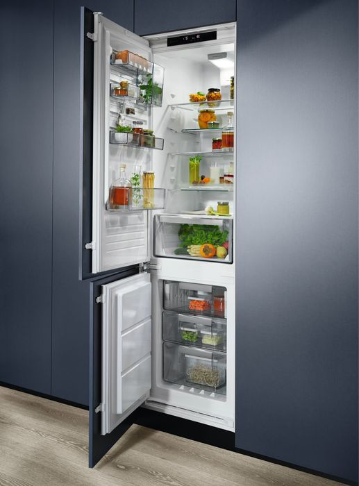 Electrolux ENS8TE19S встраиваемый холодильник — открытый вид с полками и морозильной камерой снизу