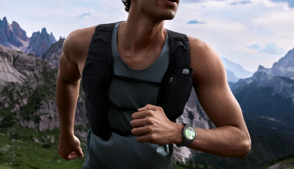 Человек бежит в горах с рюкзаком, на запястье &mdash; HUAWEI WATCH GT 5 Pro