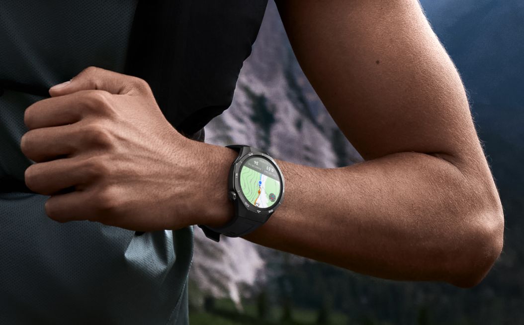 HUAWEI WATCH GT 5 Pro на запястье &mdash; на экране отображается карта навигации