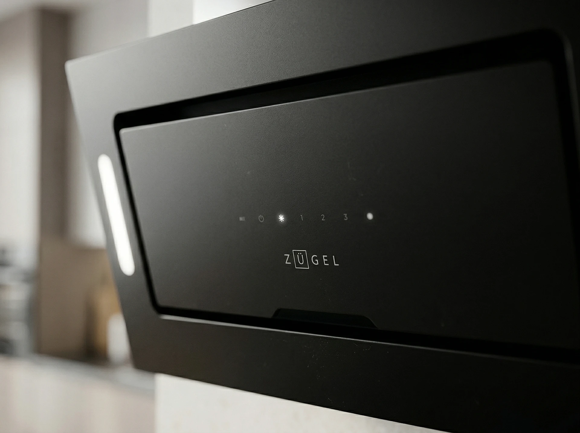 Zugel ZHI524GB встраиваемая вытяжка в интерьере &mdash; вид спереди в закрытом положении