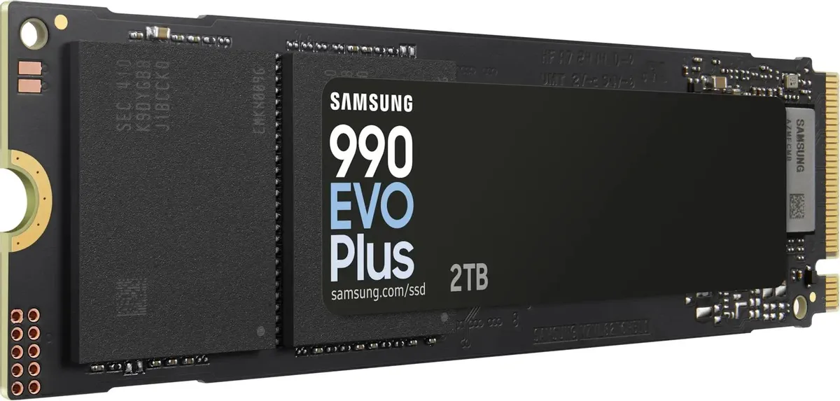 Samsung 990 EVO Plus 2TB M.2 2280 вид под углом — контакты и компоненты