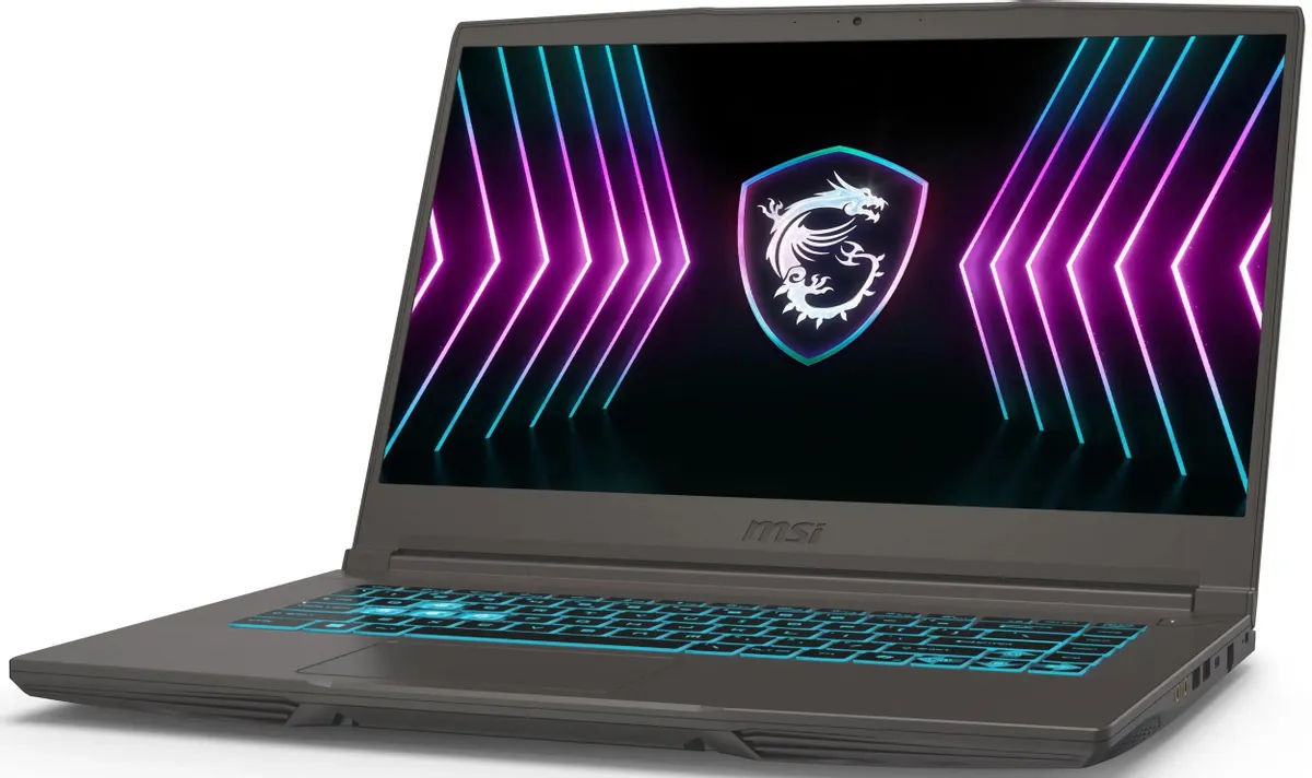 MSI Thin 15 B2RVE-3450XRU вид сбоку — тонкий профиль корпуса 21,7 мм, боковые порты и подсвеченная клавиатура
