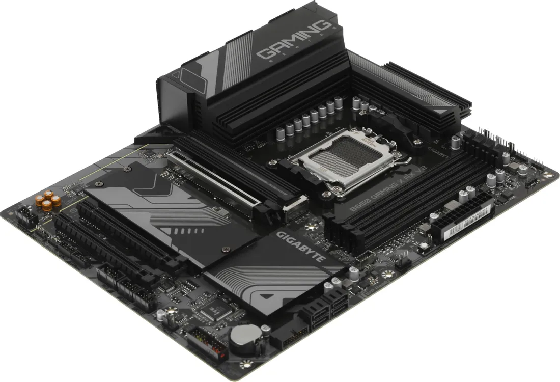 Gigabyte B650 Gaming X AX V2 под углом — процессорный сокет AM5, радиаторы VRM, разъёмы питания