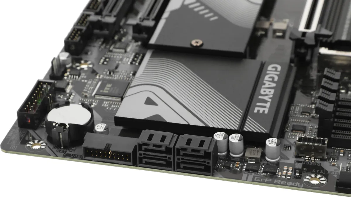 Gigabyte B650 Gaming X AX V2 нижняя часть платы — разъёмы SATA, USB, силовые разъёмы, конденсаторы