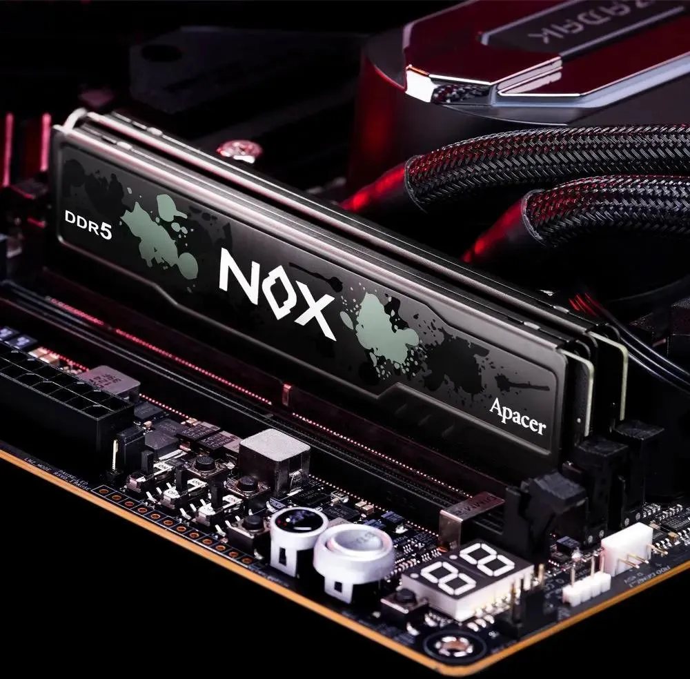 Apacer AH5U32G60C622MBAA-2 DDR5 модули установлены в материнскую плату с подсветкой
