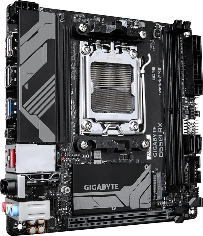 Gigabyte B650I AX вид сверху сокет AM5 разъёмы DDR5 подсветка RGB